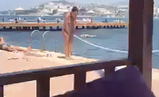 Frau im Bikini beim "Gebet"