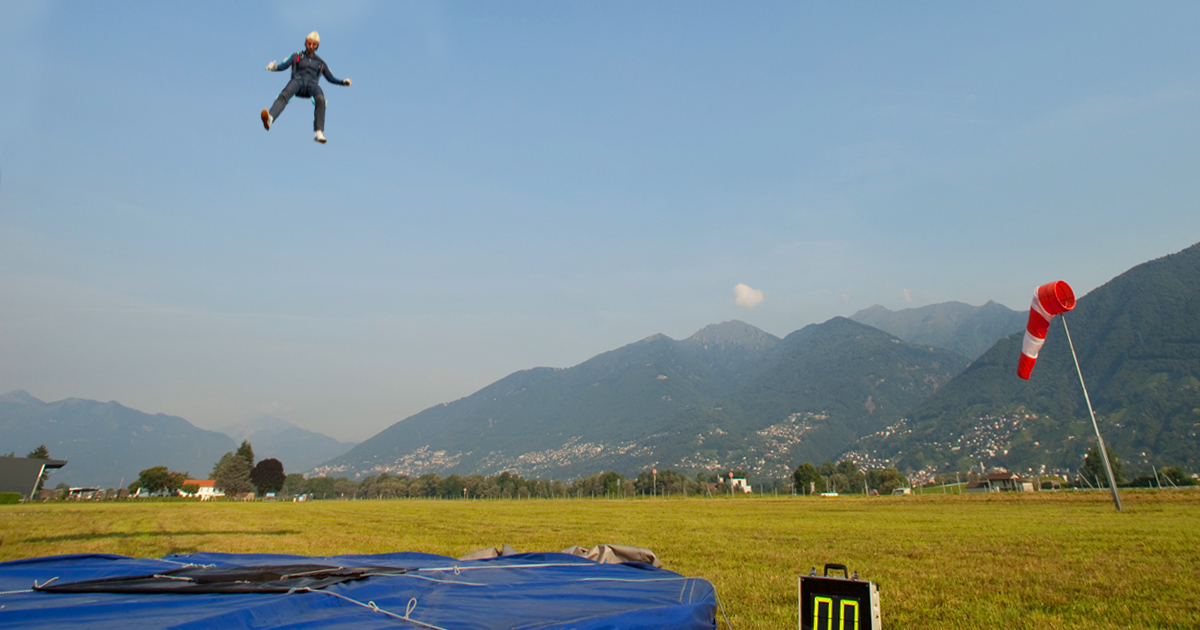 Noktara - Fallschirmspringer verzichtet auf Fallschirm, weil sich nicht alle rechtzeitig öffnen