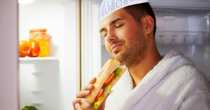 Noktara - Fastender Schlafwandler isst im Ramadan Kühlschrank leer