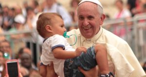 Noktara - Heiliges Vaterglück - Papst Franziskus präsentiert stolz seinen Sohn Maximilian