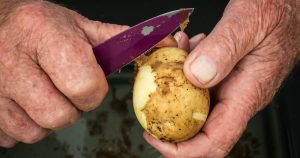 Noktara - Kannibalismus - Deutscher isst eine Kartoffel - Alman