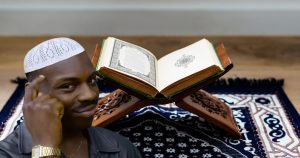Noktara - Muslim lässt seinen Gebetsteppich liegen, damit Sheytan darauf betet