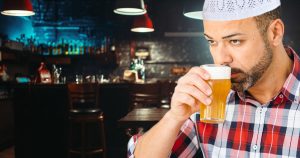 Noktara-Muslim täuscht vor Bier zu trinken, um von anderen akzeptiert zu werden