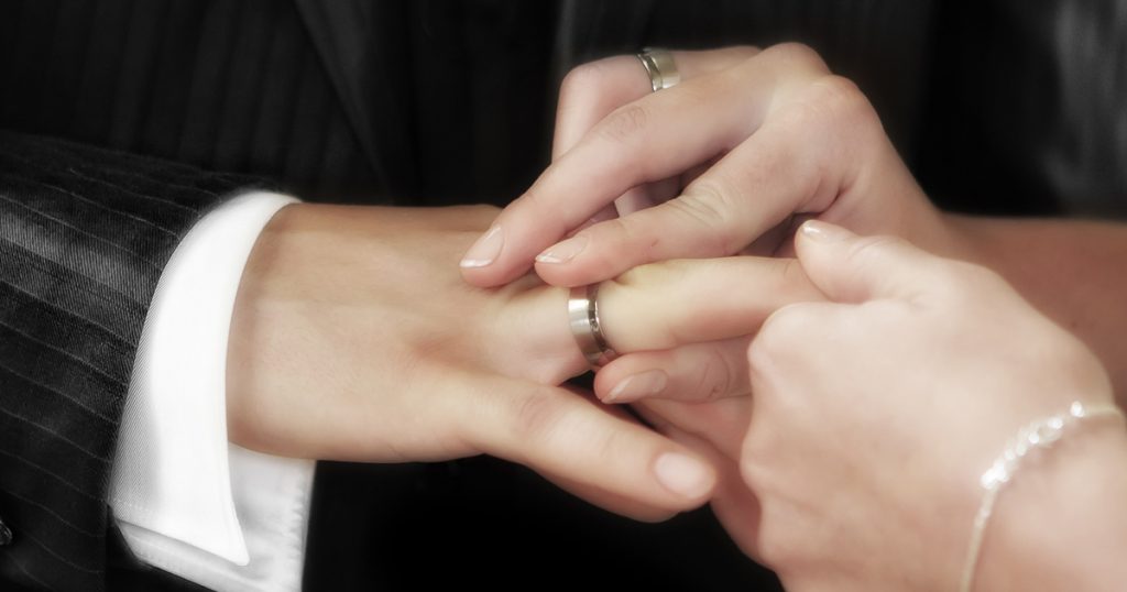 Eherecht: Muslima heiratet 4 verschiedene Männer