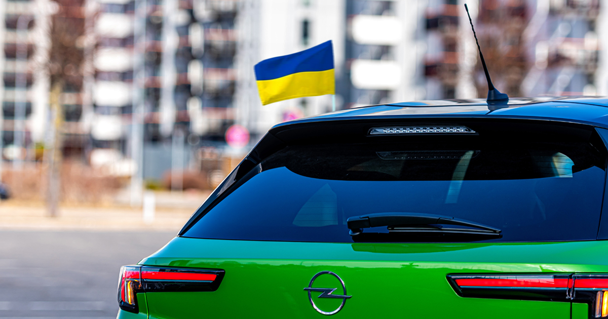 Russland kapituliert, weil deutscher Autofahrer Ukraine-Flagge befestigt (Auto-Fahne)