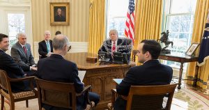 Noktara - Trump kettet sich im Oval Office an und besetzt das Weiße Haus