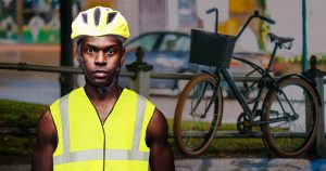 Noktara - Zwecks besserer Sichtbarkeit - ADAC empfiehlt Warnwesten für schwarze Radfahrer
